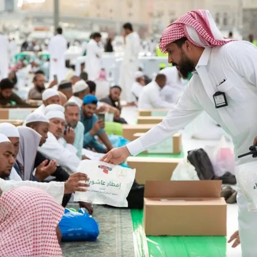 Gift Meal Boxes to Visitors in Masjid Al-Nabwi, Madinah
